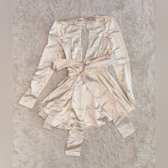 NWOT HOUSE OF CB 'Aryana' Ivory Bow Long Sleeves Mini Dress sz XS - Picture 7 of 10